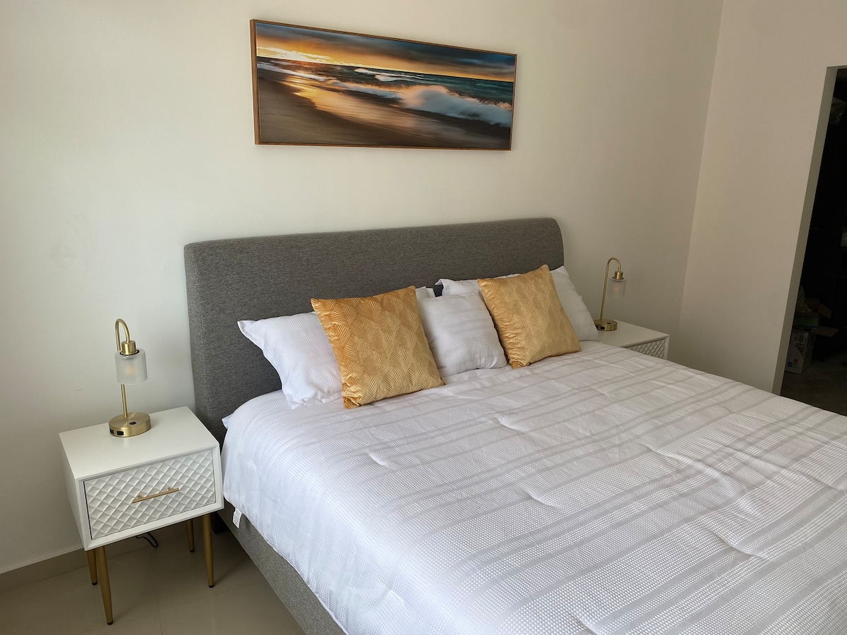 Pumzika katika kitanda hiki cha ukubwa wa kifalme, kukiwa na televisheni ya Netflix ya inchi 55, tembea kwenye kabati na bafu la kujitegemea.