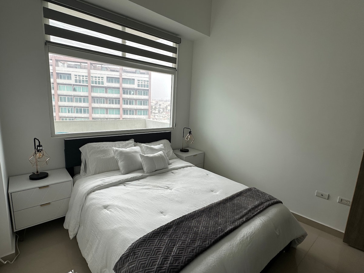 Kitanda aina ya Queen, taa zilizo na chaja za USB na kabati la nguo.