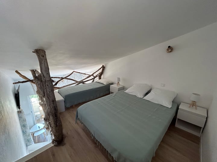 kwenye mezzanine vitanda viwili: mojawapo ya 140X190, mojawapo ya 70x190