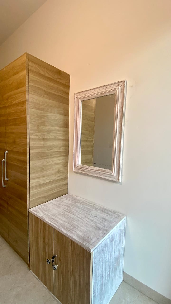 Una pequeña zona de vestidor con armario 