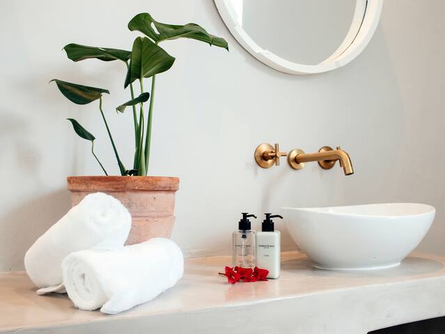 Faimes – Waterfront Villa gallery image 5