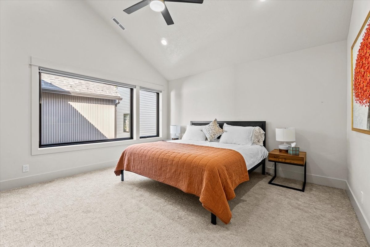 Mwalimu wa 2 na Kitanda cha Mfalme na bafu kamili