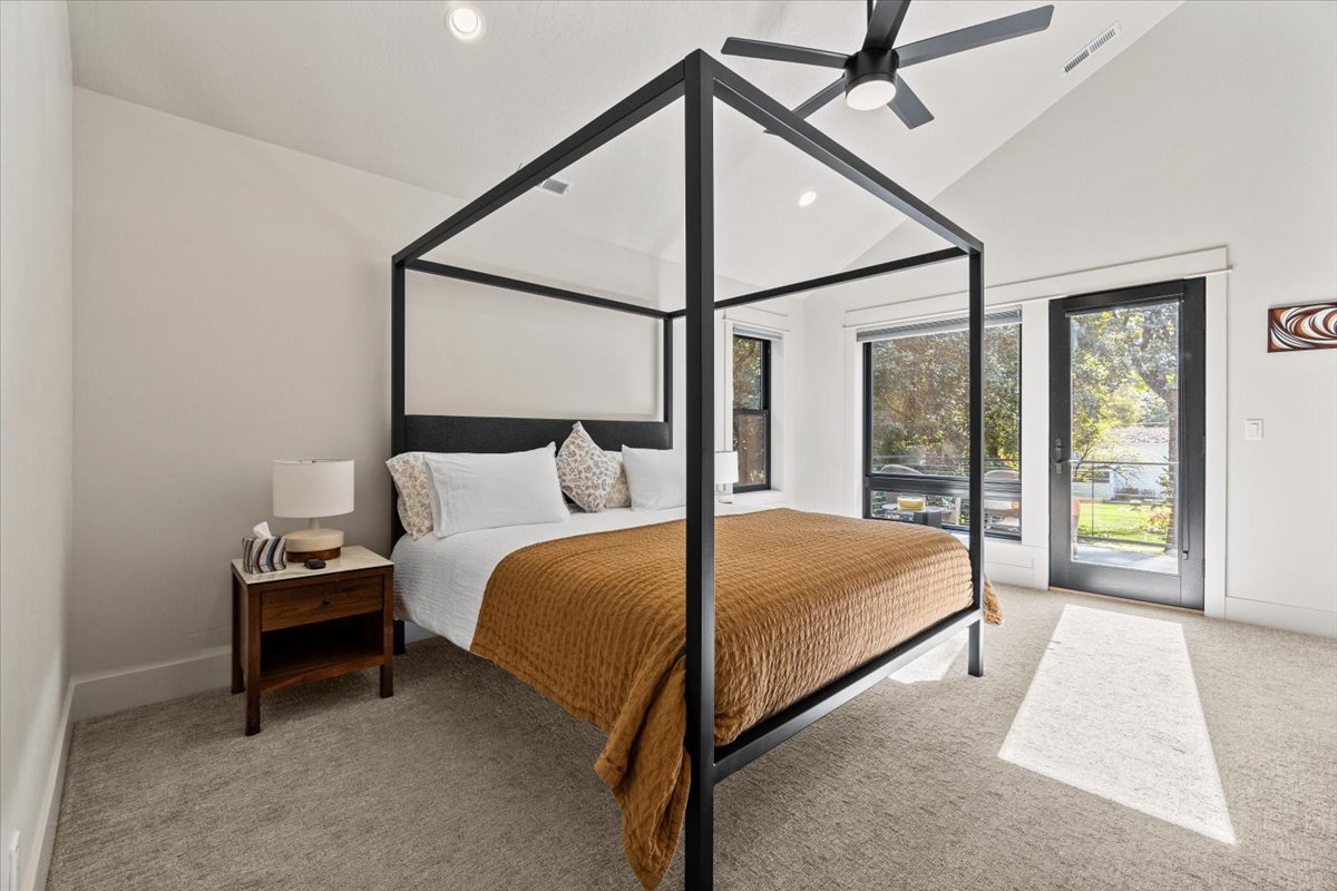 Ghorofa ya Juu na Kitanda aina ya King, Bafu na Roshani iliyoambatanishwa