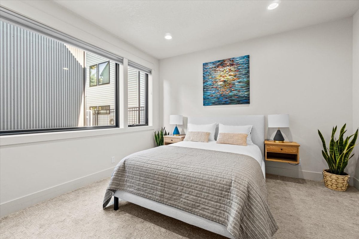 Chumba cha kulala cha ghorofa ya chini na Kitanda aina ya Queen na Bafu kwenye ukumbi