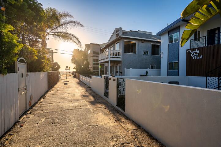 Renovated Mid Century Modern Design Beach Retreat gallery image 2