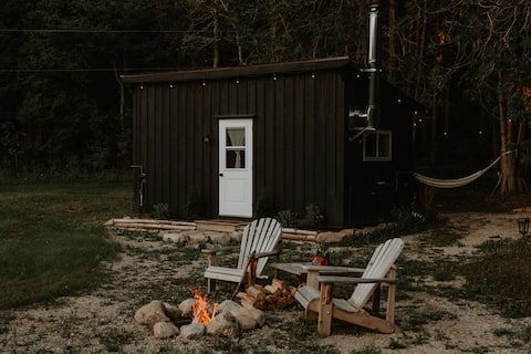 Kinfolk Tiny Cabin (+ hot tub!)