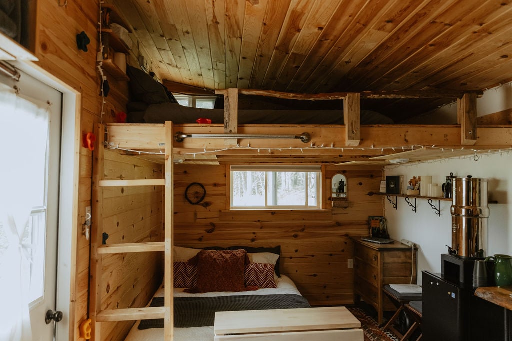 Main floor queen-sized bed with memory-foam mattress. Upper loft has a firm queen-sized mattress. Fresh 100% cotton linens provided.