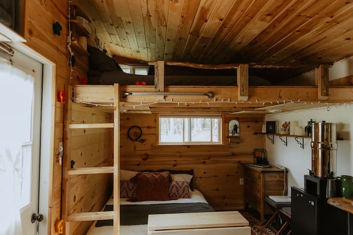 Main floor queen-sized bed with memory-foam mattress. Upper loft has a firm queen-sized mattress. Fresh 100% cotton linens provided.