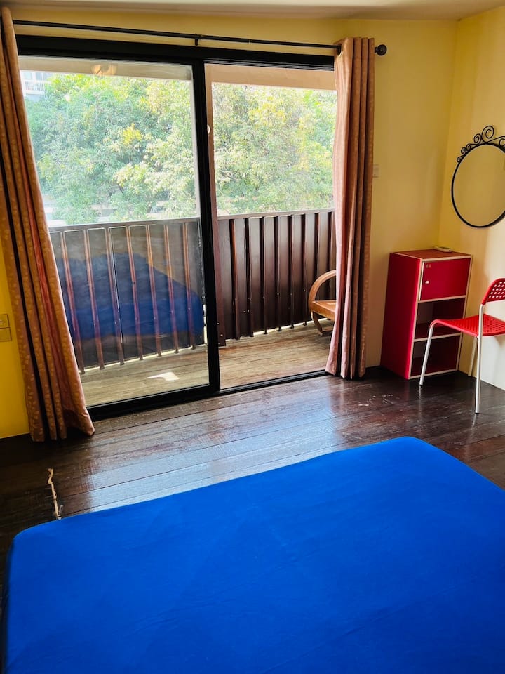 Manželská posteľ s balkónom