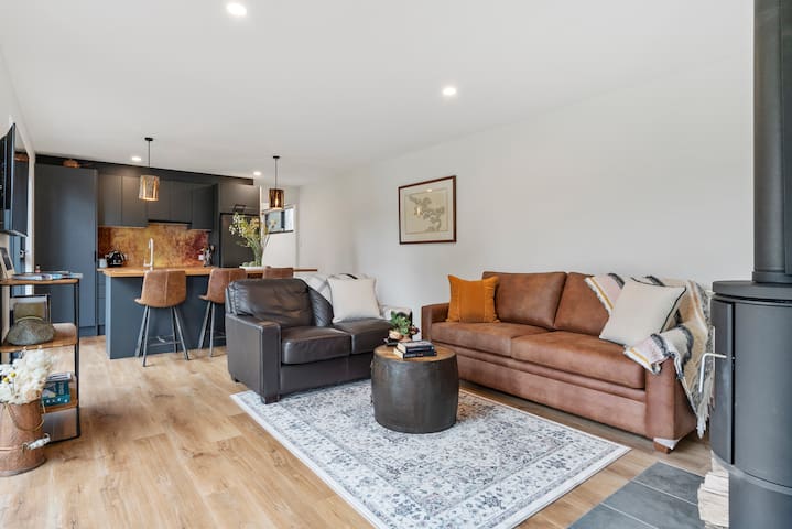 The Hide On Cloudy, AC, kitchen, private