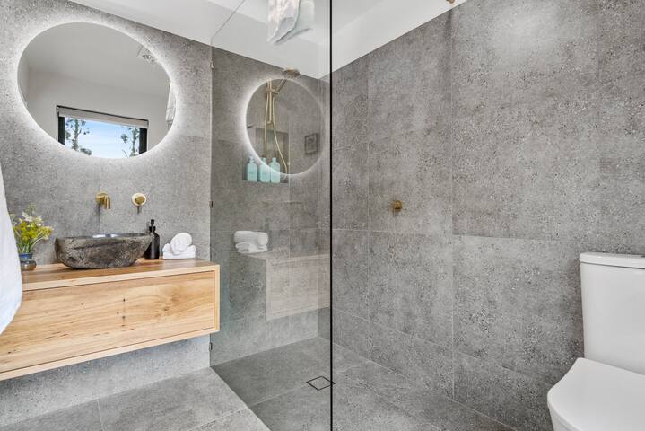 The Hide On Cloudy, AC, kitchen, private gallery image 4