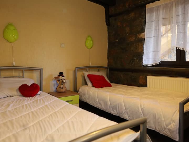 غرفة نوم تضم سريرين صغيرين