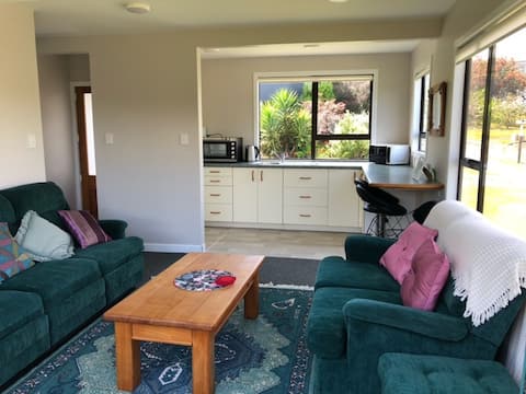 Popular Airbnb listing: Seascape Escape - Guest House in Doubtless Bay