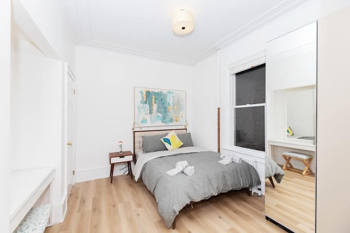 Stylist condo minutes to Time Square!