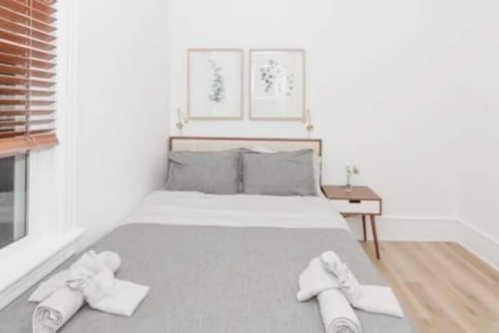 Stylist condo minutes to Time Square!