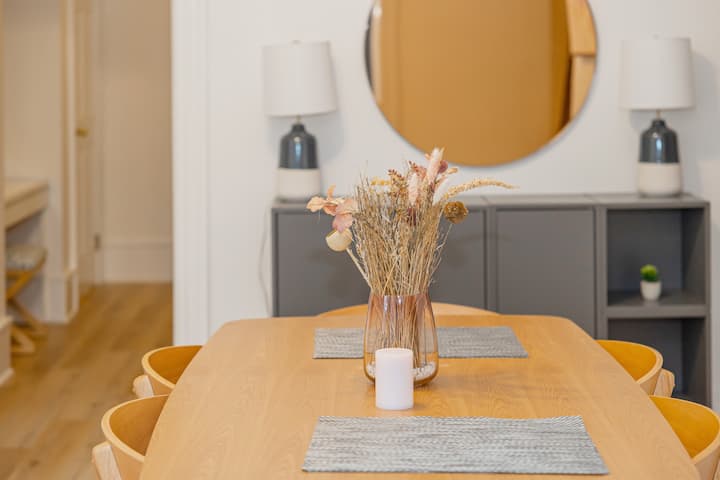 Stylist condo minutes to Time Square!