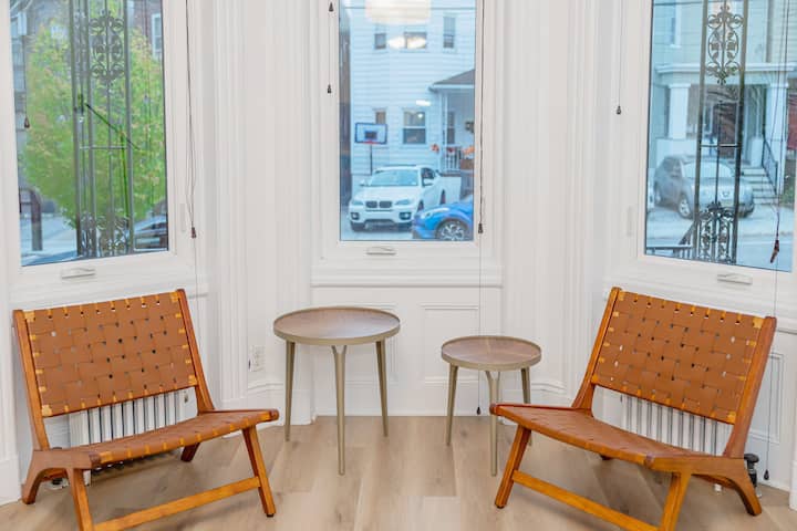 Stylist condo minutes to Time Square!