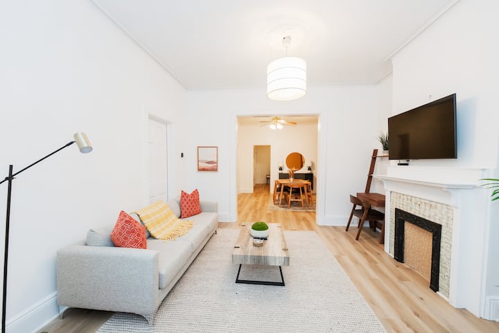Stylist condo minutes to Time Square!