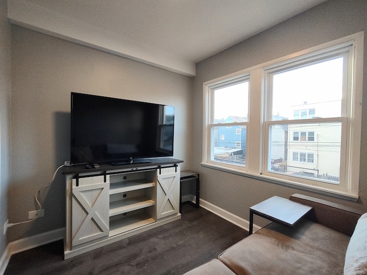 Modern 1-bedroom W/ Off-street Parking Space - Columbia Beach, IL