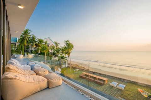 Villa beach front with slider