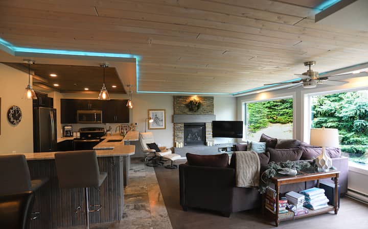 Big White Village. 3 Bedroom Plus Loft & Hot Tub - Big White Ski Resort, BC