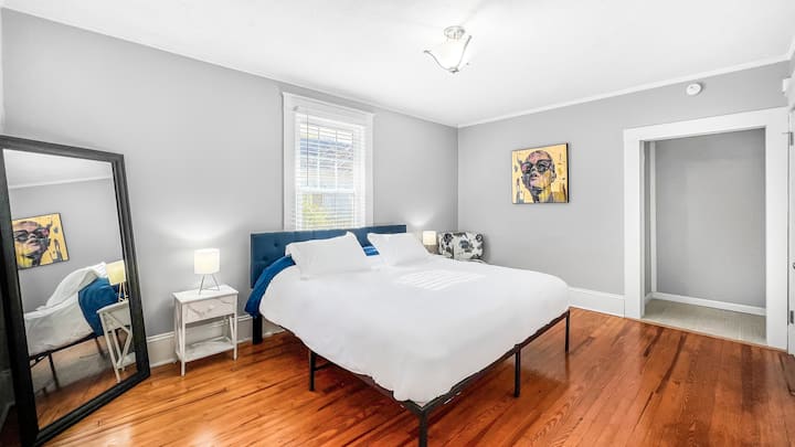 سرير بحجم كبير مع وسائد مريحة حتى تتمكن من الاستمتاع بليلة مريحة.