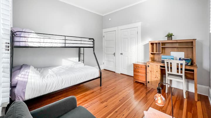 هل تحتاج إلى إنهاء بعض العمل ؟ لا داعي للقلق ، يوجد مكتب متاح لك.