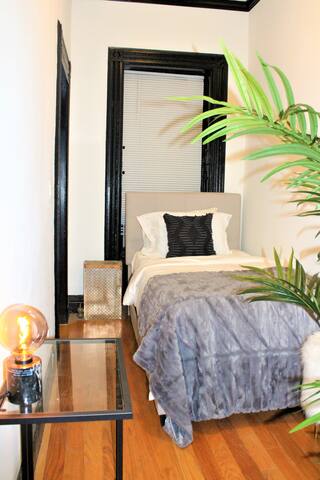 Opulent Room – Penthouse Suite Bedford-Stuyvesant gallery image 4