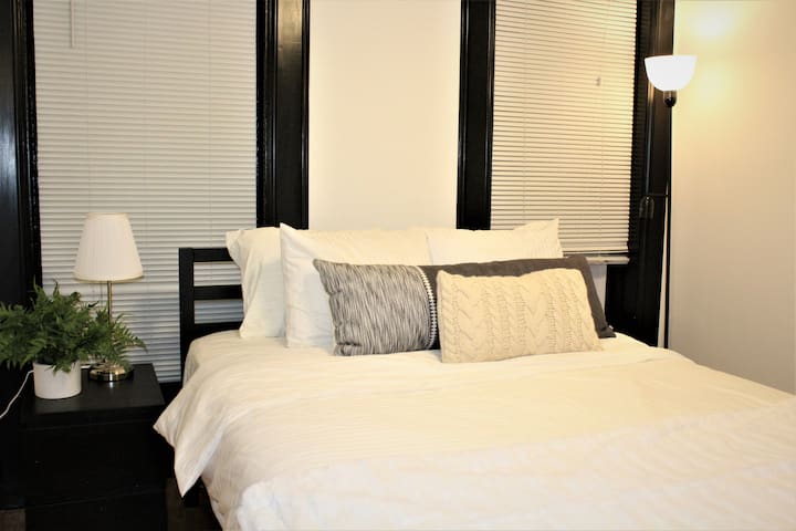 Opulent Room – Penthouse Suite Bedford-Stuyvesant gallery image 3