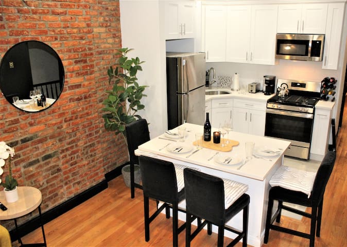 Opulent Room-Penthouse Suite-2mins to subway.