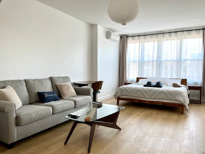 Elegant Modern & Spacious Loft Studio W/king Bed - Queens, NY