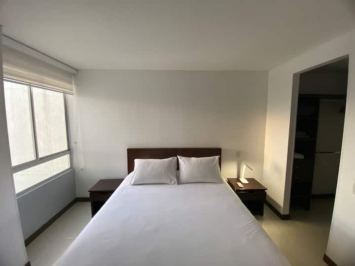 Habitación principal, confortable cama y vestier con espejo