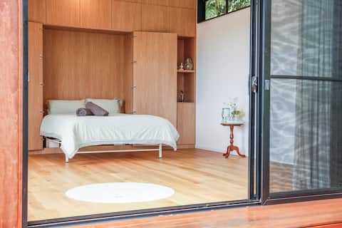 Studio Retreat: close to shops, transport, beaches