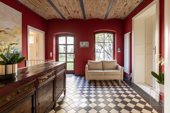 Historic single Mansion near City center of Berlin gallery image 4