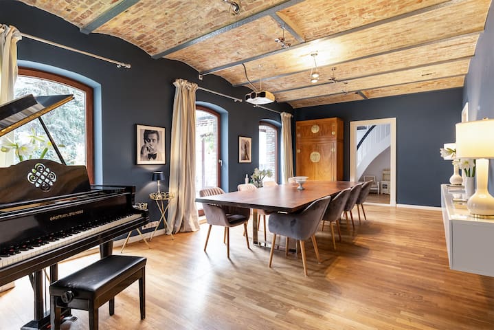 Historic single Mansion near City center of Berlin