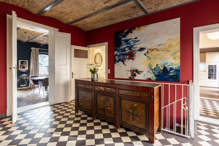 Historic single Mansion near City center of Berlin gallery image 3