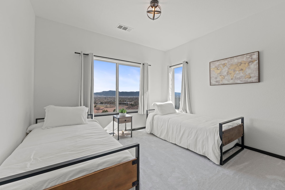 2 единични легла с въртележки. Общо 4 единични легла. 