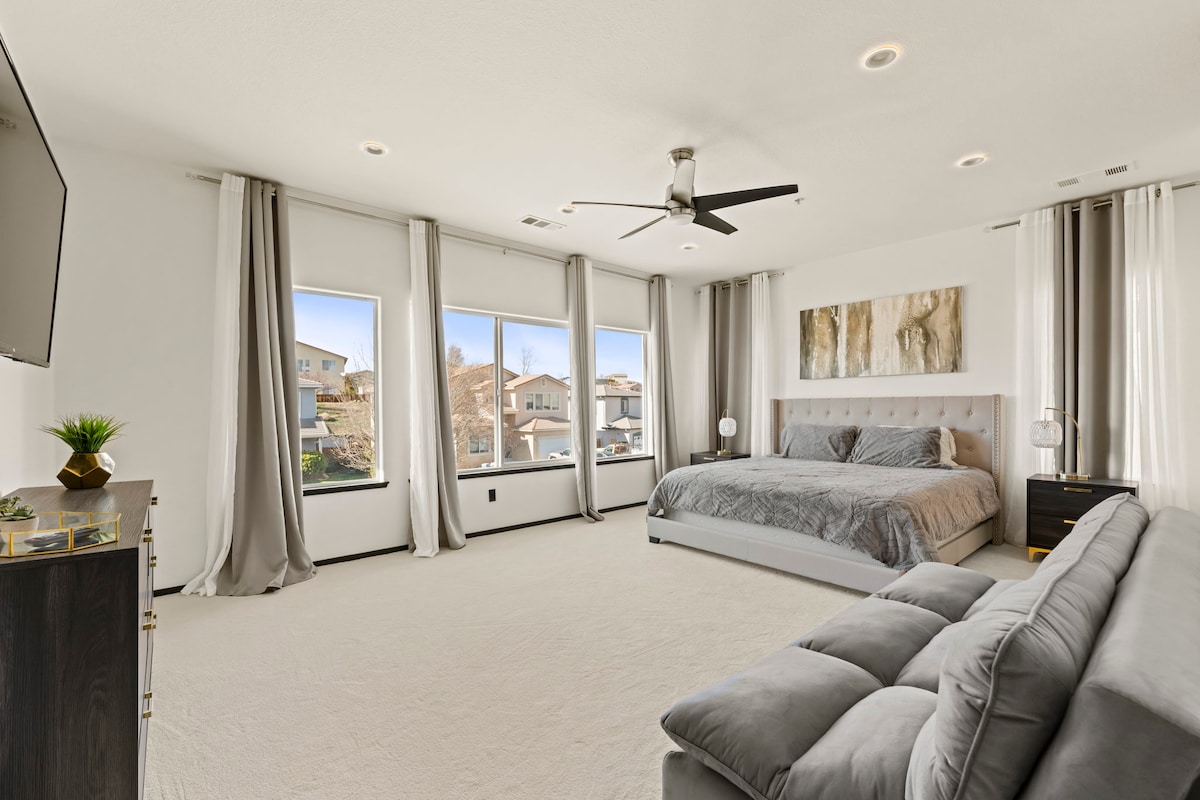 Отпуснете се в тази красива и просторна основна спалня с телевизор и сгъваем разтегателен диван. 