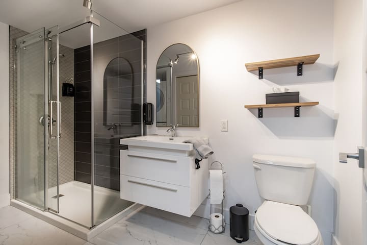 Charming 2BR Heart of Old Québec(Free Parking,AC) gallery image 3