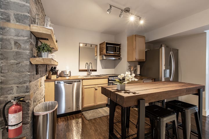 Charming 2BR Heart of Old Québec(Free Parking,AC) gallery image 2