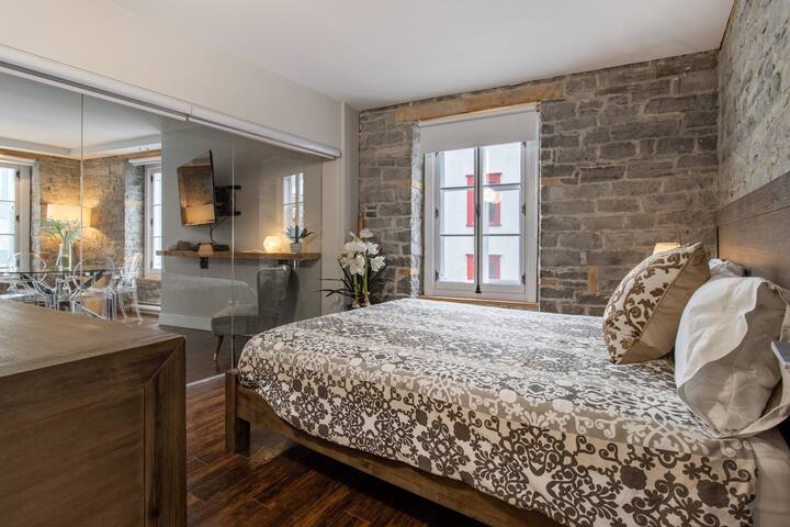 Charming 2BR Heart of Old Québec(Free Parking,AC) gallery image 5