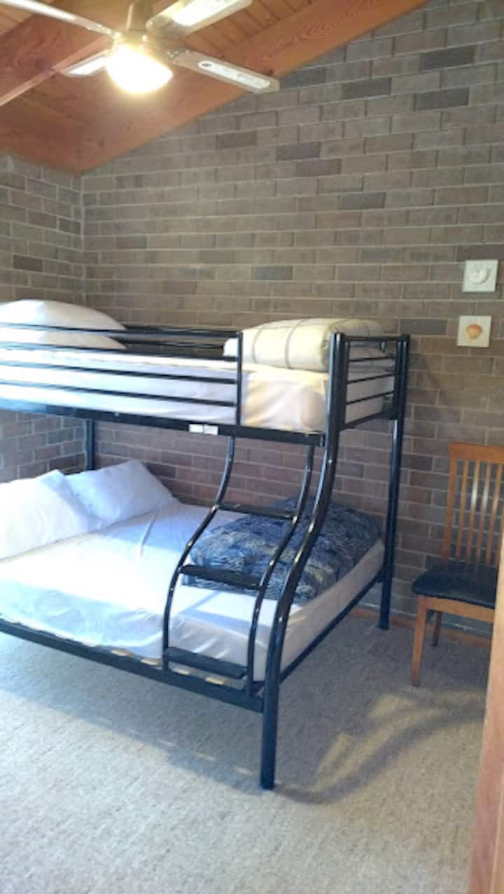 تتسع غرفة النوم 3 لنوم 3 أشخاص مع  سرير واحد على طابقين ومروحة سقف.