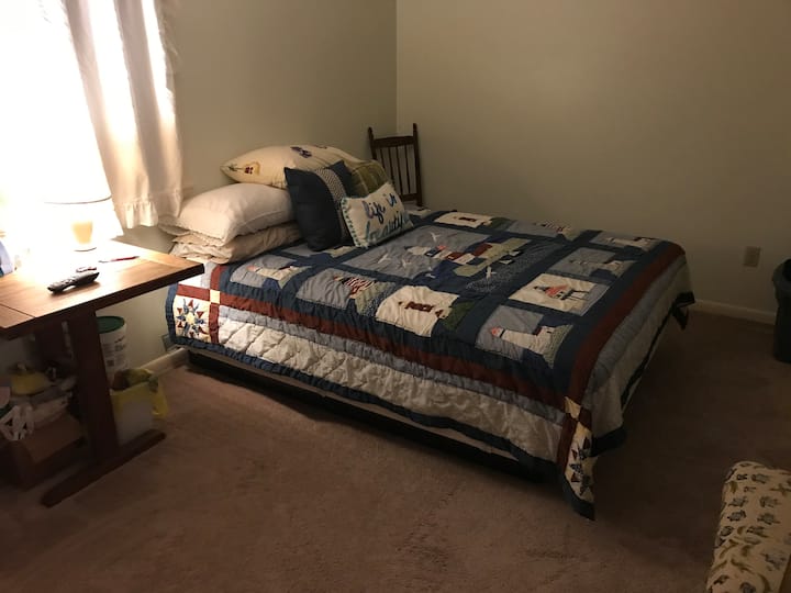 Huge Room Queen Bed - Chincoteague, VA