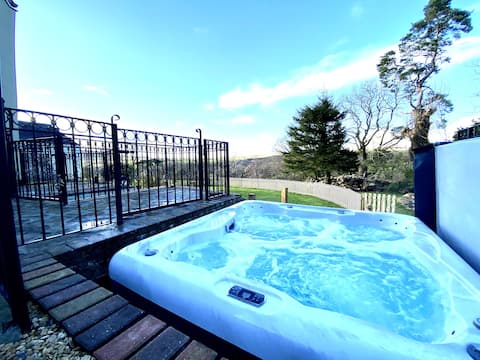 Country Cottage with Hot Tub (sleeps 6)