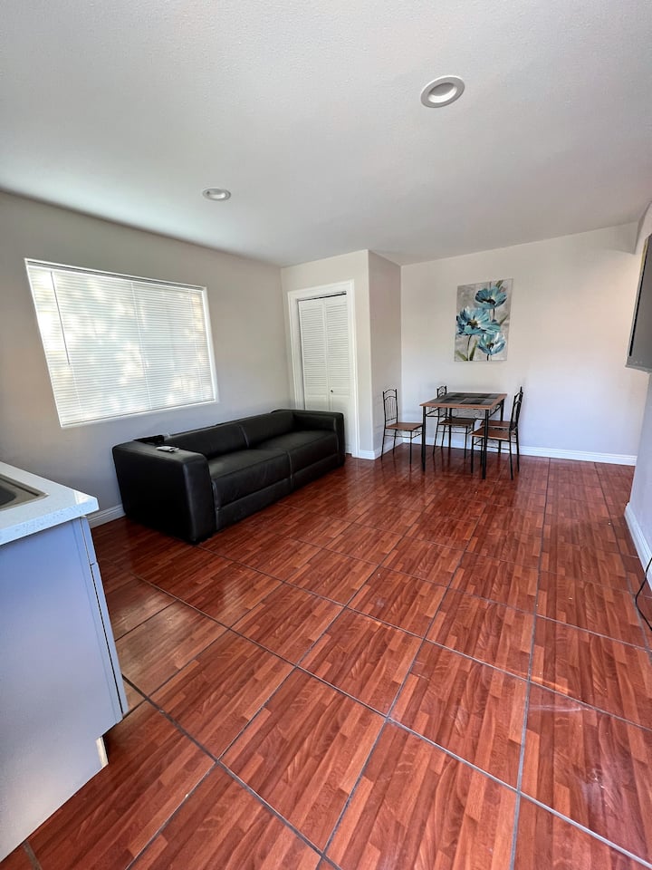 Snug Fresh 1b1b House With No-cost Parking E - West Covina, CA