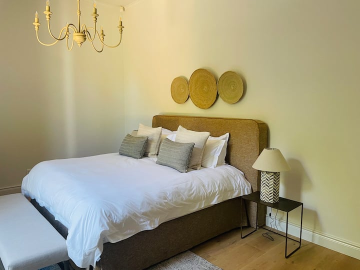 Dormitorio principal tranquilo con una cama tamaño king