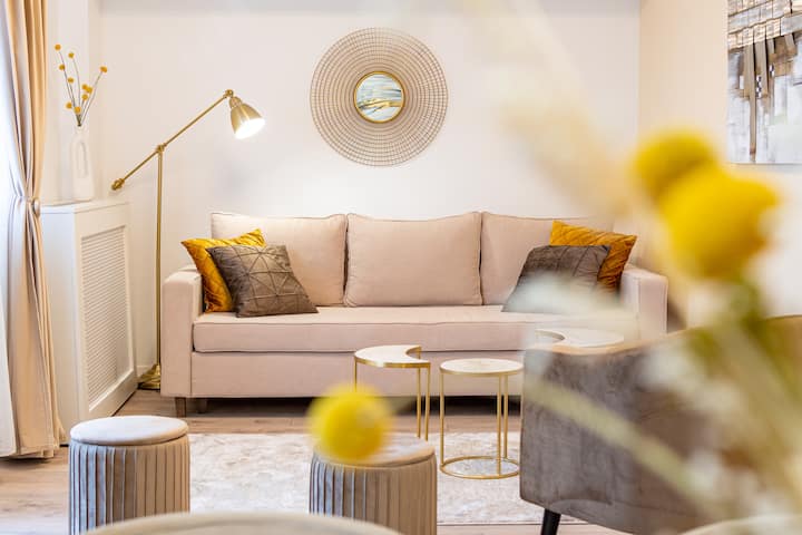 Dhoma e ndenjjes me pamje të drejtpërdrejtë nga një ballkon i madh me pamje nga qyteti i vjetër.