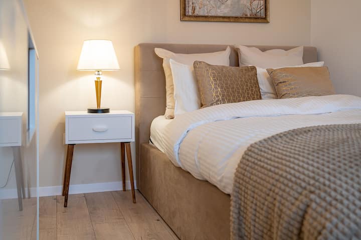 dhoma e gjumit 3, shumë e qetë e vendosur në pjesën e pasme, pamje të parlamentit të famshëm. Hyrje e drejtpërdrejtë në një ballkon.