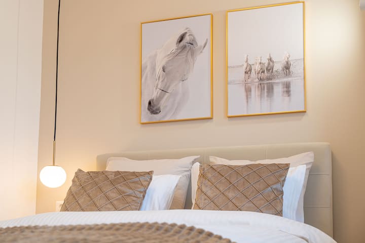 Dhoma e gjumit 1 
Pamja e Parlamentit dhe një kishe. Chambre tres calme, situee a l 'arriere .