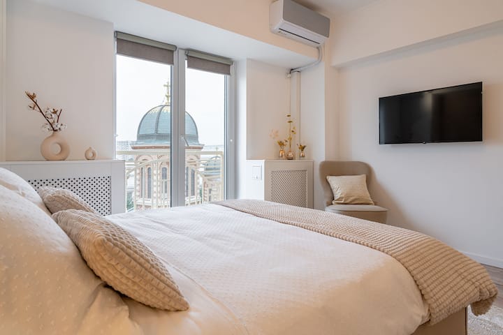 Dhoma e gjumit 2 Pamja e Parlamentit dhe një kishe. Chambre tres calme, situee a l 'arriere.